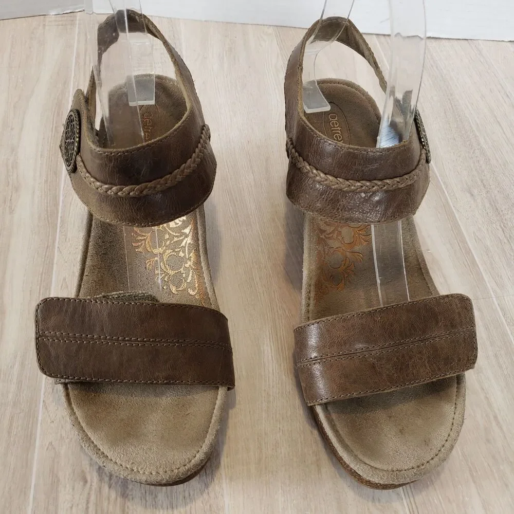 Taos Carousel 3 Sandals Women’s 8.5 Tan Leather Brass Button Wedge Comfort